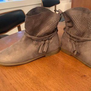 New booties Joe Fresh sz 4 Youth